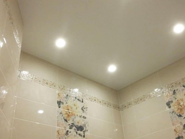 Натяжной потолок в ванной комнате
